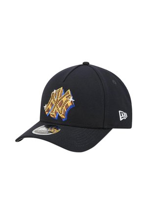Gorra de béisbol negra con un logo bordado estilizado en marrón, dorado y azul en la parte delantera y un logo blanco de la marca en el lateral.