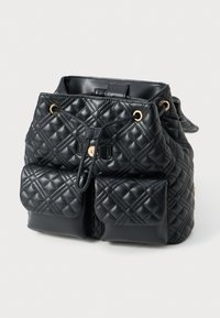 Schwarzer gesteppten Rucksack mit zwei Fronttaschen, goldenen Hardware-Akzenten und Kordelzugverschluss. Glatte Textur, kompakte und strukturierte Form.
