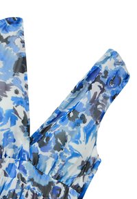 Abito floreale con un motivo blu e nero realizzato in tessuto leggero. Il design include spalline sottili e una vita arricciata.
