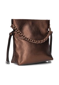Bronzen leren handtas met een textuurafwerking, voorzien van een decoratieve kettinghengsel en een slouchy vorm. Met ritsaccenten.