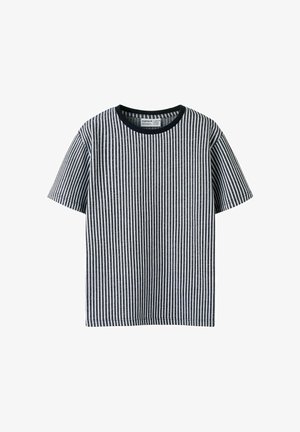 T-shirt à rayures verticales noires et blanches à manches courtes avec un col rond noir, présenté sur fond blanc.