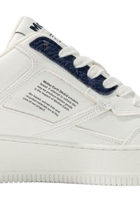 Witte sneakers met een gestructureerd ontwerp, voorzien van een blauwe accent op de kraag en een geprinte label aan de zijkant. Rubberen zool en platte veters.