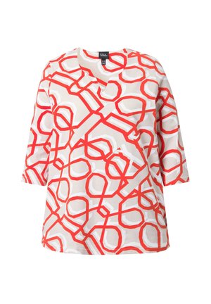 Blusa blanca con un patrón geométrico en rojo y beige, con escote en V y mangas de tres cuartos. Fabricada en tela ligera.