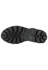 Suela de zapato de goma negra con patrones de tracción profundos y robustos para un buen agarre. Presenta múltiples tacos angulados y un área central lisa.