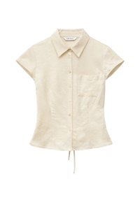Chemise beige à manches courtes avec col, poche poitrine, taille légèrement cintrée et un petit nœud au bas, au centre.