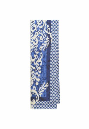 Sciarpa rettangolare blu e bianca con intricati motivi floreali e geometrici, piegata longitudinalmente su sfondo bianco.