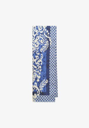 Écharpe rectangulaire bleue et blanche avec des motifs floraux et géométriques complexes, pliée dans le sens de la longueur sur un fond blanc.