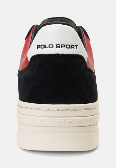 Černé semišové tenisky s červenými a bílými akcenty. Obsahují logo "POLO SPORT" na patě, silnou gumovou podrážku a polstrovaný límec pro pohodlí.