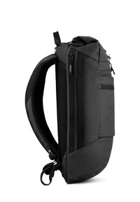 Sac à dos noir au design épuré, doté de bretelles rembourrées, de plusieurs compartiments zippés et d'une finition en tissu texturé.