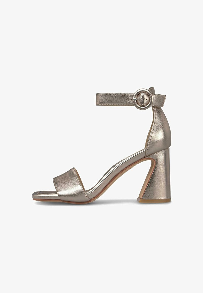 Metaliczne srebrne sandały na wysokim obcasie z kwadratowym otwartym noskiem, szerokim paskiem z przodu, paskiem na kostkę z okrągłą klamrą oraz masywnym geometrycznym obcasem.