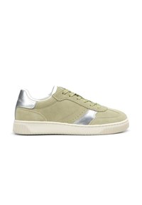 Baskets en suede vert avec des accents argentés, bout rond et lacets plats. Présente une semelle en caoutchouc texturé et des détails cousus sur les côtés.