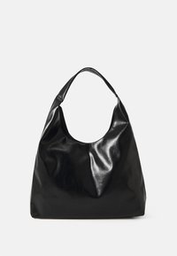 Černá kůže hobo taška s hladkým povrchem, zakřivenou siluetou a širokým ramenním popruhem, s hlubokým, zaobleným otvorem na vrchu.