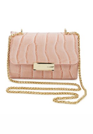 Różowa torebka crossbody z sztucznej skóry o teksturze krokodyla, z złotymi elementami i łańcuszkowym paskiem, z zapięciem na klamrę.