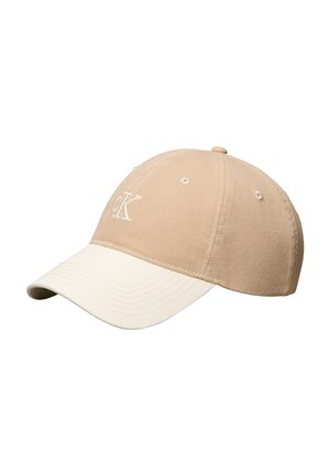 Casquette de baseball beige et blanc cassé avec logo « cK » brodé sur le panneau avant, avec œillets de ventilation et visière courbée.