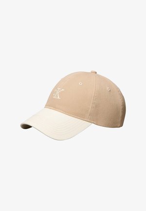 Beige og off-white baseballkasket med broderet "cK" logo på frontpanelet, med ventilationshuller og buet skygge.