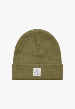 Olijfgroene gebreide beanie met omgeslagen rand en wit etiket met een geometrisch berglogo en het woord "protest."