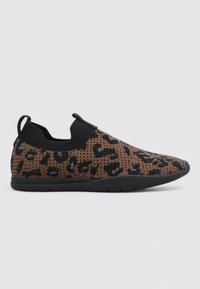 Zapatillas de slip-on con patrón de punto de leopardo marrón y negro, cuello elástico negro, lengüetas de tira y suela flexible negra.