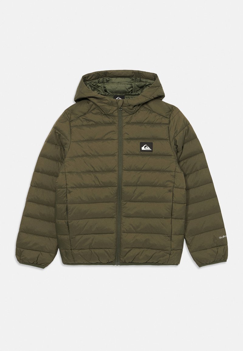 Olivengrønn quiltet pufferjakke med hette, frontglidelås, elastiske mansjetter og et lite logo-patch på venstre bryst og erme.