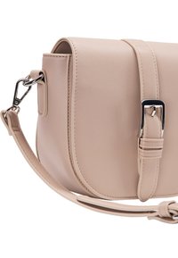 Borsa a tracolla in pelle rosa chiaro, di forma arrotondata, con chiusura a pattina e dettagli in metallo argentato. Presenta una tracolla removibile e una superficie texture.