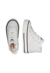 Białe trampki wysokie z błyszczącą teksturą, czarnymi akcentami, gumowym noskiem i zamkiem błyskawicznym z boku. Sznurówki i logo na języku widoczne.