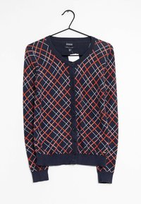 Granatowy kardigan z czerwono-białym geometrycznym wzorem, z guzikami z przodu, ściągaczami na mankietach i u dołu, wykonany z miękkiego materiału tekstylnego.