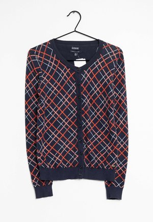 Navy cardigan met een rood-wit geometrisch patroon, knopen aan de voorkant, ribbelboorden en -zoom, gemaakt van een zacht textielmateriaal.