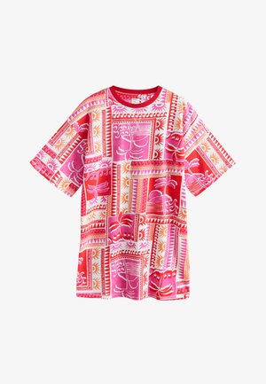 T-shirt avec un imprimé géométrique et tropical coloré comprenant des soleils, des vagues, des palmiers et des formes abstraites dans des tons rouges, roses et orange.