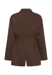 Barna texturált blézer hosszú ujjakkal, hajtókás gallérral és középen hátul hasítékkal, fehér háttéren hátulnézetben ábrázolva.