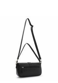 Schwarze Lederhandtasche mit strukturierter Oberfläche, einem langen Trageriemen und einer Reißverschlusstasche auf der Vorderseite. Kompakte rechteckige Form mit robustem Design.