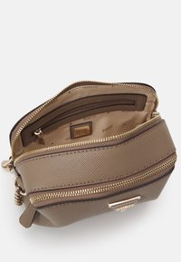 Borsa sintetica marrone con finitura testurizzata, dotata di cerniere dorate, tasche interne e un'etichetta con il marchio su una fodera beige.