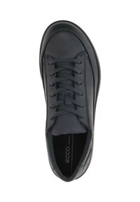 Sneaker in pelle nera con superficie texturizzata, punta tonda e lacci piatti. Presenta una suola in gomma e un logo discreto sulla soletta.