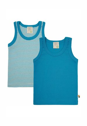 Twee mouwloze tops: één effen felblauw, de andere met lichtblauwe en witte horizontale strepen. Beide hebben ronde halslijnen en zijn van katoen.