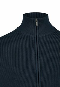 Marineblauer gerippter Pullover mit hohem Kragen und halbem Reißverschluss, aus strukturiertem Stoff mit einem silbernen Reißverschlussanhänger mit Branding.