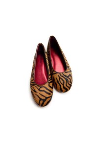 Ballerines avec un motif rayé tigre marron et noir, texture douce, bout rond et un intérieur en satin rouge vif.