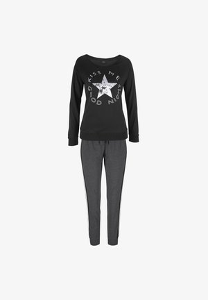 Schwarzes Langarmshirt mit einem weißen Stern-Graphic und Text, kombiniert mit grauen, schmalen Hosen mit weißen Seitenstreifen. Aus einem Baumwollgemisch.