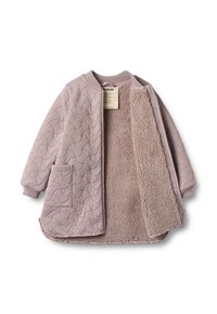 Šivana svetlo vijoličasta jakna z mehkimi, bež notranjimi oblogami, rebrastimi manšetami in okroglim izrezom. Ima subtilen vzorec valov in stranske žepe.