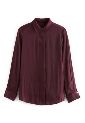 Langärmeliges, dunkelburgunderrotes Hemd mit Knöpfen, spitzem Kragen und verdeckten vorderen Knöpfen, flach auf einem weißen Hintergrund ausgelegt.