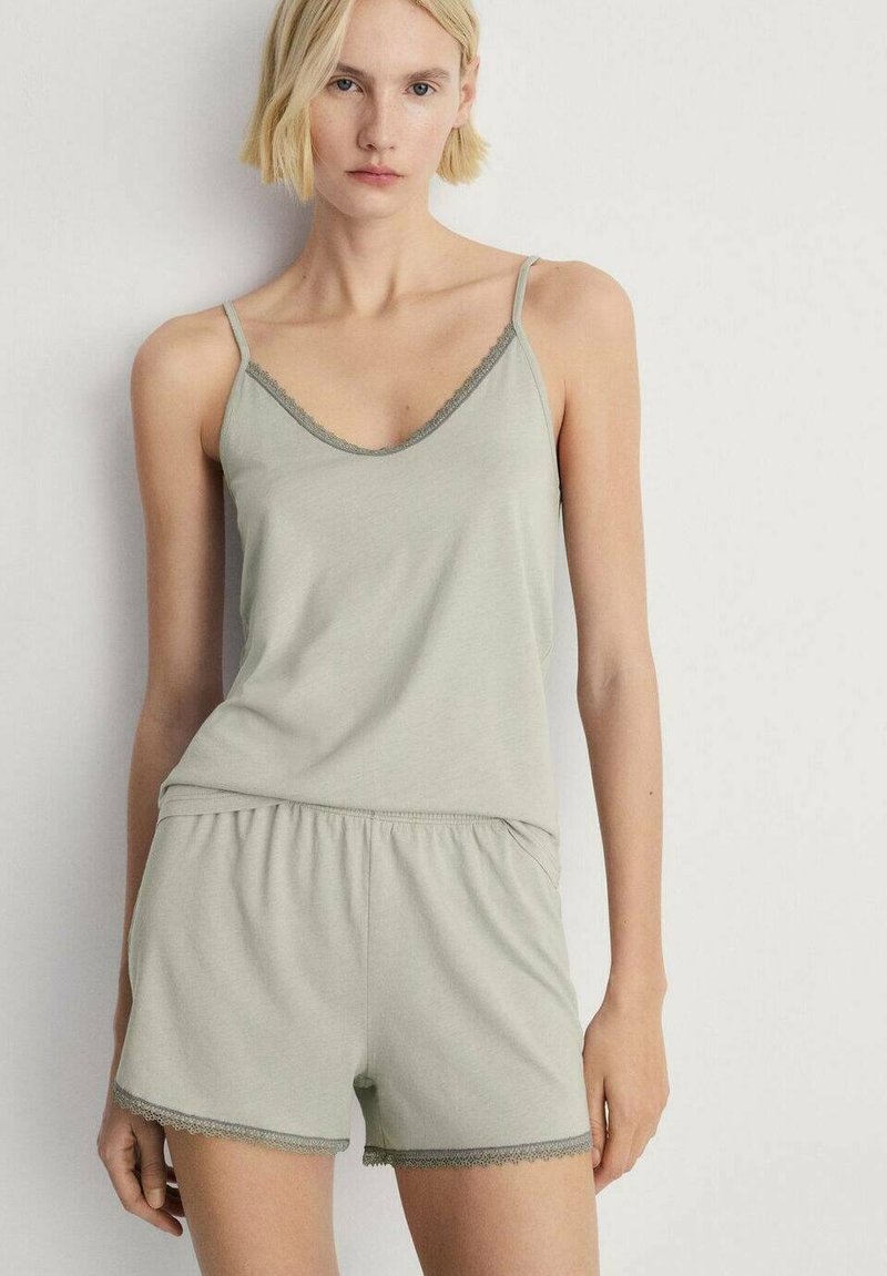 Svijetlozelene pidžame s topom na v-neck i čipkastim detaljima te opuštenim kratkim hlačama s elastičnom gumicom i čipkastim naglascima.