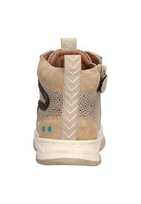 Tansuede hoge sneakers met geperforeerd ontwerp, contrasterende zwarte accenten, wit zigzagpatroon op de hak en teal-details vlakbij de basis.