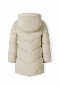 Manteau matelassé beige avec capuche, présentant un motif en chevrons, des manches longues et un ourlet droit. Texture lisse et design léger.