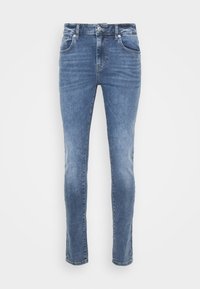 Jeans de mezclilla azul con un ajuste slim, que presentan una cinturilla estándar, cinco bolsillos y un leve efecto de desvanecimiento en la textura de la tela.