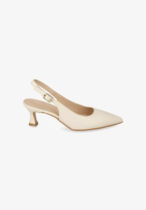 Cremekleurige damesslingback-pumps met spitse neus en middelhoog gebogen blokhak op witte achtergrond.