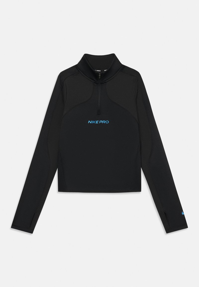 Schwarzes langärmliges Nike Pro Oberteil mit einem Viertel-Reißverschlusskragen, blauem Logo auf der Brust und strukturiertem Stoff. Verfügt über eine taillierte Passform und seitliche Schlitze.