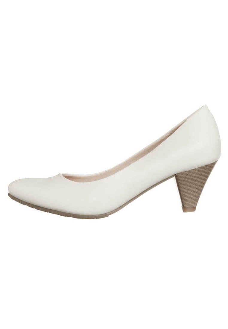 Białe szpilki o gładkim wykończeniu, zaokrąglonym nosku i beżowym, teksturowanym obcasie w kształcie stożka. Minimalistyczny design, smukła sylwetka.