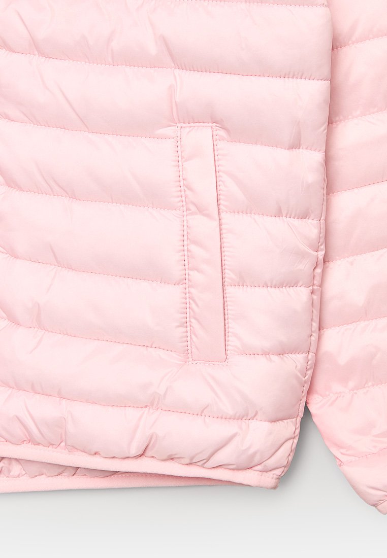 Veste matelassée rose clair avec un quiltage horizontal, une fermeture éclair à l'avant et une poche sur le côté. Fabriquée en matériau synthétique lisse.