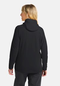 Zwarte softshell jas met een capuchon, gekenmerkt door een gladde textuur en een aansluitend ontwerp. Lange mouwen en een rechte achterkant zijn zichtbaar.