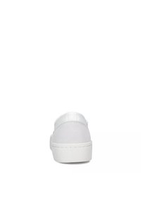 Zapatilla blanca con parte superior de cuero liso, puntera redondeada, cuello acolchado y suela de goma gruesa. Diseño sencillo, sin marcas ni patrones visibles.