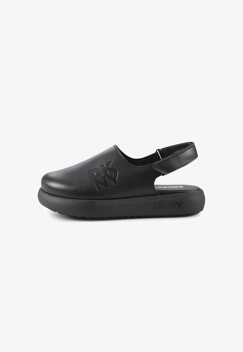 Chaussure noire à enfiler en matériau synthétique, dotée d'une semelle robuste, d'un design à talon ouvert et de détails de logo en relief.