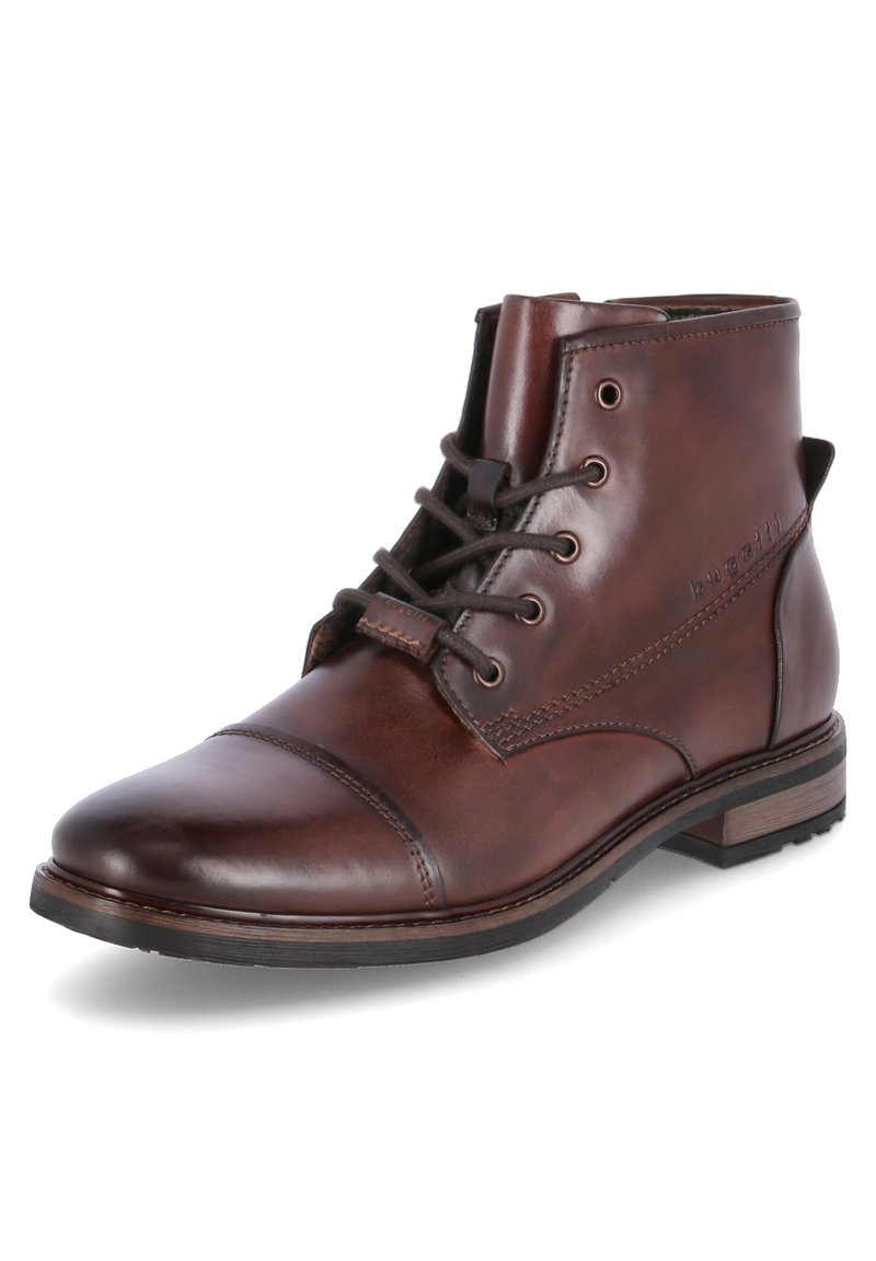 Bruine leren enkellaars met een ronde neus, vetersluiting aan de voorkant, gestikte details en een lage houten hak. Duurzame zool voor extra grip.