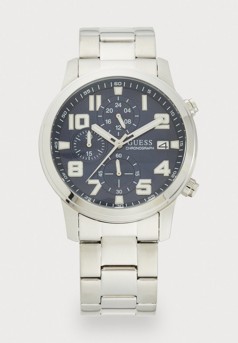Reloj cronógrafo de acero inoxidable plateado con esfera en un tono azul oscuro, grandes números blancos, tres subesferas y una pantalla de fecha a las 4 en punto.